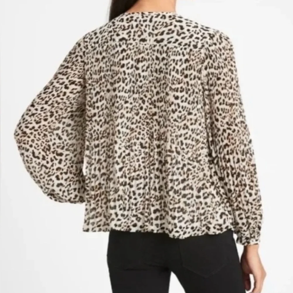 BANANA REPUBLIC size Large Long Sleeve Pleated Animal Print Button Lined‎ Blouse
